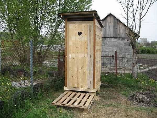 Самая первая постройка на даче - туалет. Часто это - первый опыт строительства своими руками