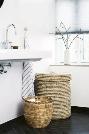 Плетеные корзины для белья – важная деталь в интерьере ванной