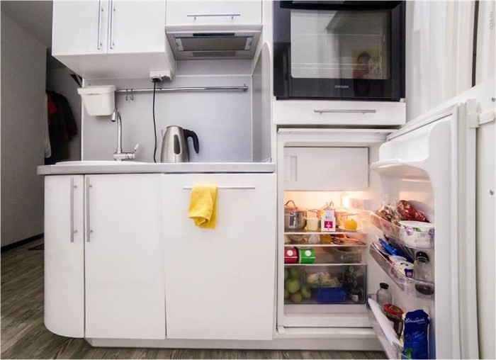Встроенный мини-холодильник в интерьере прямой кухни