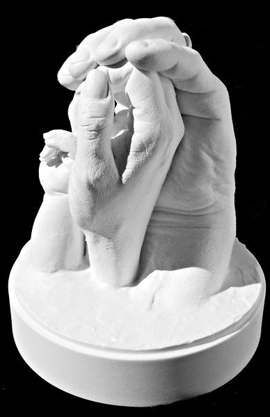 Скульптура из гипса руки