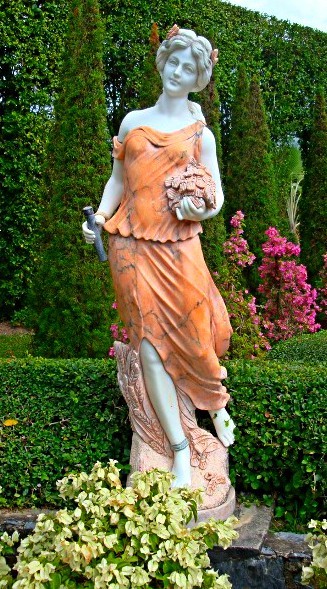 Скульптура девушки из гипса