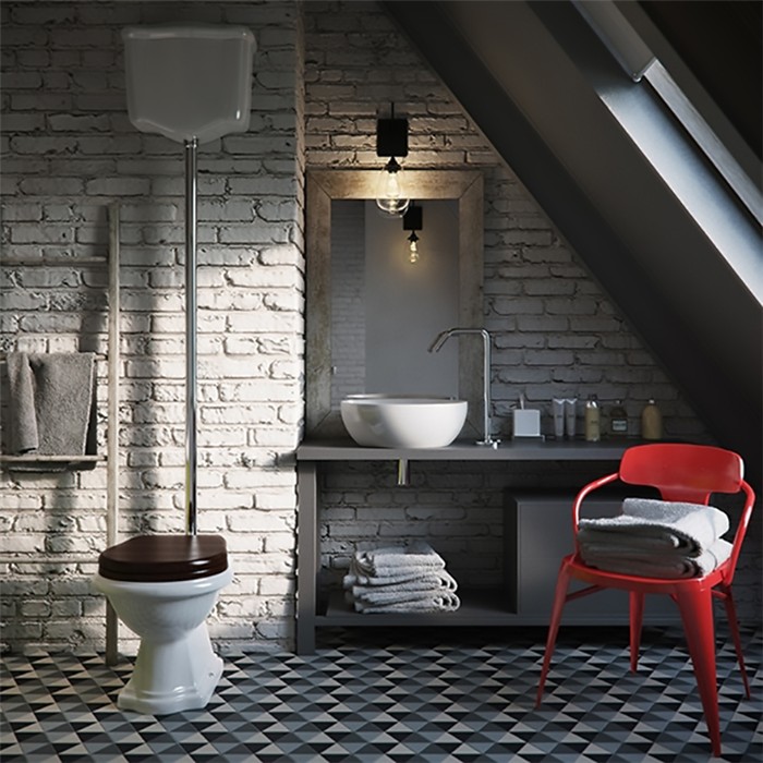 Красный стул в сером туалете индустриального стиля