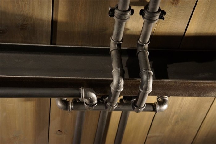 Стальные трубы на потолке туалета в стиле лофт