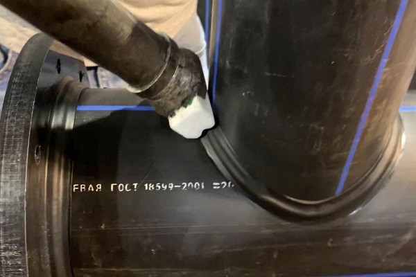 Сваривание встык трубопровода экструдером под углом