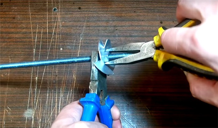 Крыльчатку нужно поместить на шпильку на расстоянии примерно в 7—10 см от края и зафиксировать гайками с двух сторон