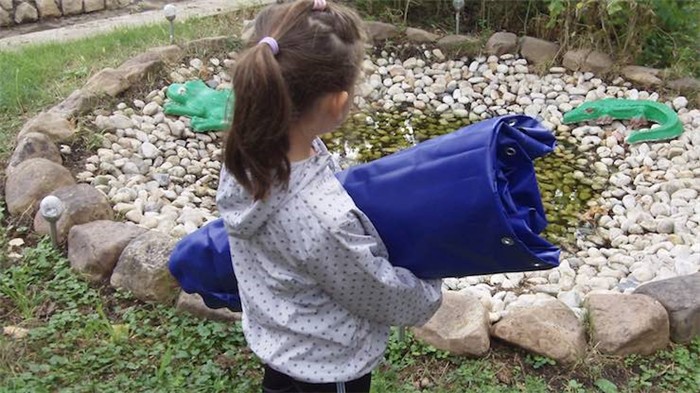 Ребенок держит складную бочку на 1000 литров