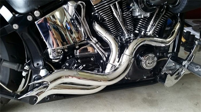 Хромированные трубы часто украшают автомобили и мотоциклы